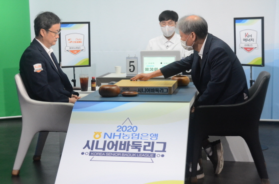 레전드의 대결, 유창혁이 서봉수에게 이겼다.