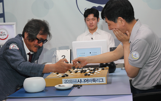 디펜딩 챔피언의 완봉쇼